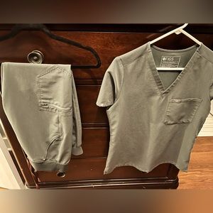 Figs size small Bonsai color Zamora jogger pants and Catarina one pocket top